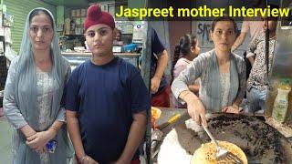 Jaspreet Singh tilak nagar mother made Chicken roll | Jaspreet Chicken Egg Rolls