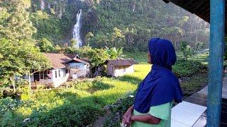 Sangat Langka., Kampung Di Bawah Curug Di Lereng Bukit Di Dekat Hutan