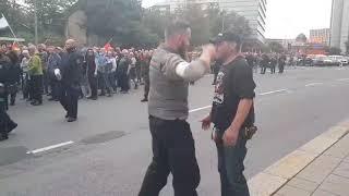 Teilnehmer ruft: "Chemnitz den Deutschen - Ausländer raus" - daraufhin aus Demo ausgeschlossen