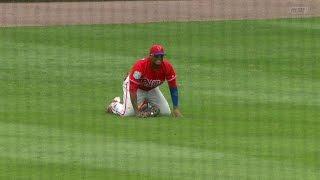 PHI@BOS: Hunter races forward for a diving catch