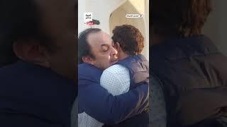 استقبله بحفاوة كبيرة وقبَّل يده.. الفنان علاء مرسي يغلبه الفرح بحضور محمد هنيدي عقد قران ابنته