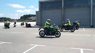 Técnicas de conducción en moto, practicando la frenada de emergencia