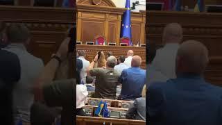Резнікова проводжають стоячи