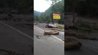 Pasca banjir bandang di lembah Anai jalan Padang Bukittinggi putus total