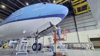 Boeing 777-300 Nose Gear extension and retraction.