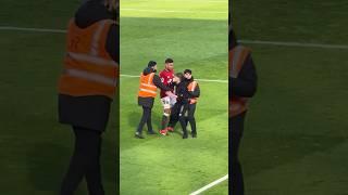 What a guy Casemiro ️ #manutd #casemiro #fans #steward #shirt #chant #football mufc_tg1994 TT