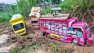 Truk Transfortasi Bangunan Terjebak Lumpur-Dibantu evakuasi Truk Kayu