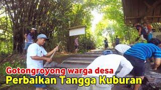 Suasana kondisi warga desa kerja sama gotongroyong perbaiakan area pemakaman kuburan umum pedesaan