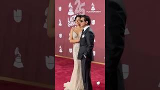 #ÁngelaAguilar y #ChristianNodal, la pareja más esperada de la noche llega a los #LatinGRAMMY