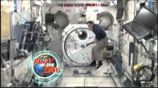 Un astronaut japonez în spațiu joacă baseball cu el însuși