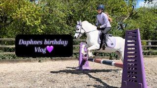 Daphnes birthday vlog! We did a jumping course and she smashed it!