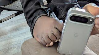 Abdoulaye Seydi Qui Utilise Le Nouveau Google Pixel 9 Pro XL Avec Ses Pieds