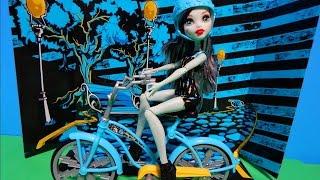 Monster High Frankie Stein Boltin Bicycle Doll & Bike Playset