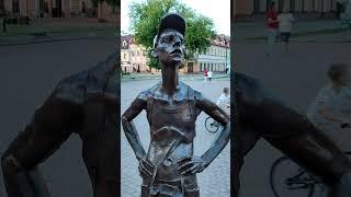 Кам'янець-Подільський. Пам'ятник туристу