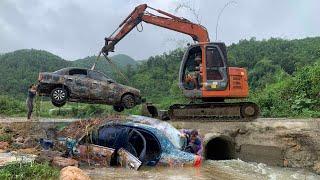 A girl passing by saw her car swept away by floodwaters