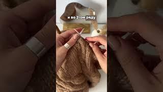 На видео круговое вязание. При поворотном, также сбрасываете накиды в изнаночном ряду