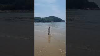 난생 처음으로 바다에 발을 담궈 본 아들 (이제는 바다가 무섭지 않다)