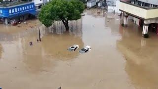 Города ушли под воду, проливные дожди затопили первые этажи домов. Мощные ливни обрушились на Китай