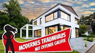 Holzhaus-Tradition neu definiert: Modernes Traumhaus mit offener Galerie | Lehner Haus