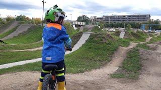 Bike Areal Dresden Oktober 2020  2 Jähriger mit seinem Kokua like a Bike jumper auf dem Pumptrack