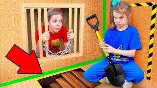 Ultimate Box Fort Maze Challenge with Eva