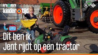 Jent rijdt op een tractor op de boerderij (Kindertijd KRO-NCRV)