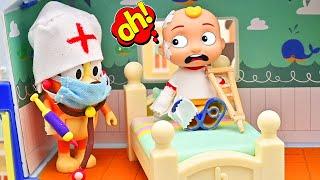 JJ pretends to hurt his leg while playing on the slide with george pig | Bluey & Cocomelon Toys Kids