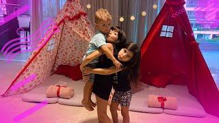 Brincando de cabaninha com a Sofia e o Joao