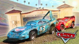 Cars ULTRA DETAILED Damaged The King & Empty Cup McQueen w/ LA Speedway TV Diecast Review