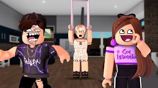 A VÉIA DOIDA FOI NOSSA BABÁ POR UM DIA! - Roblox (Brookhaven RP)