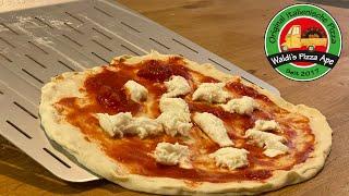 Pizza ohne Probleme auf den Schieber bringen. Mit diesem Trick klappt es immer!