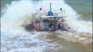 SUSTO NO MAR BARCO É QUASE ENGOLIDO PELA ONDA | Pesca de Praia