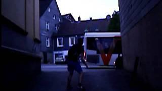 Doss Freekick gegen  Bus