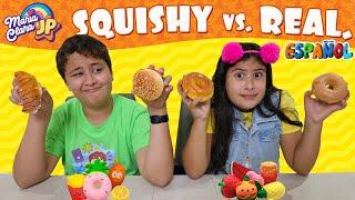 Maria Clara y JP hacen el desafío de comida real vs. plástico  REAL FOOD VS SQUISHY CHALLENGE