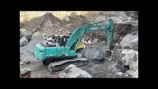 See the skills of these heavy equipment operators when moving large rocks