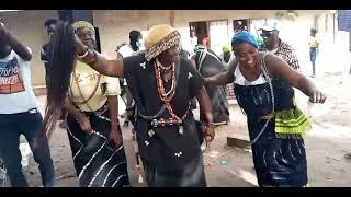  Admirez la danse de la Reine de Diatock Amang Etame Sagna lors de la fête du Roi d'Oussouye