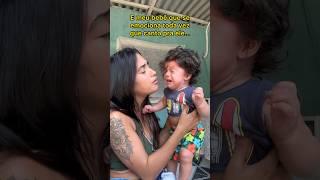Bebê chorando quando a mãe canta