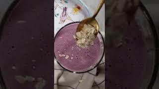 Prepara un licuado de avena y blueberries