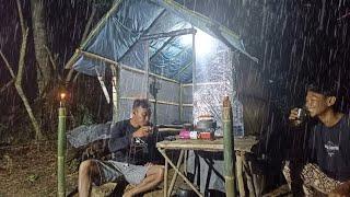 Camping-membangun tempat berlindung- bersantai dan memasak di pinggir sungai - di guyur hujan.