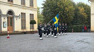 2024-10-09 Onsdag  Drottningholms Slott vaktavlösning Lv6 Halmstad - Ing 2 Eksjö