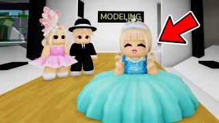 I Find a PLUSHIE FASHION SHOW wanting RICH GIRLS..(Brookhaven)