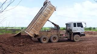 camión volquete empujando tierra, dump truck pushing dirt