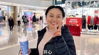 女儿用生日红包给妈妈买名牌口红，妈妈好开心，真幸福