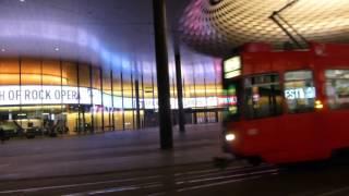 BASEL bei Nacht Tram Haltestelle Messe