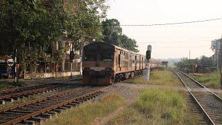 S8-824 und S8-827 der Sri Lanka Eisenbahnen passieren den Bahnübergang Nawammahara Straße in Horape