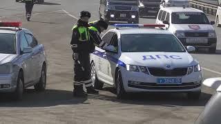 Стоим вдоль обочины   жезлами работаем
