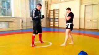 Кикбоксинг Харьков Миксфайтер - Урок 1 - Комбинация прямо-снизу -сбоку руками на лапах.