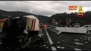 Tir invade la corsia opposta, tragico incidente sulla A12 vicino Genova