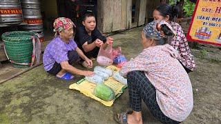 Thanh and the old lady picked squash to sell and cooked squash with chicken to eat deliciously.