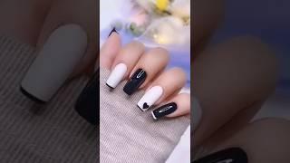 Hermoso diseño de uñas acrilicas en blanco y negro con corazones!!